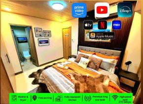 Keyless Entry Executive 2BR with King Bed, Jacuzzi Pool, Live TV & HBO Max, Fast WiFi, Free Parking Near MOA